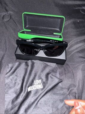 New Love Moschino Black Cat-Eye Sunglasses with Dark Lenses